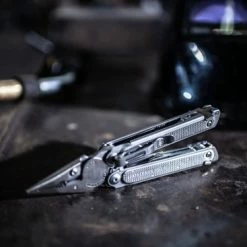 Leatherman Free P2 Multitool - 19 Functies - RVS - Zilver - Nylon Etui 37 Leatherman Free P2 Multitool - 19 Functies - RVS - Zilver - Nylon Etui -Isoproducts Gecertificeerd winkel 550x367 18