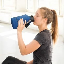 Navaris Waterfles Van Roestvrij Staal - Drinkfles - 2L - Extra Grote Roestvrijstalen Fles Met Drinkdop - Ideaal Tijdens Het Sporten - Donkergroen -Isoproducts Gecertificeerd winkel 550x550 145